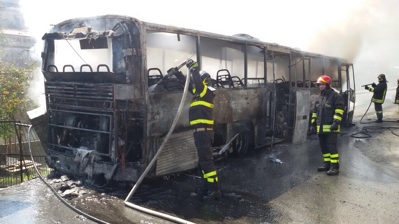 DAVOLI: TRAGEDIA SFIORATA, IN FIAMME AUTOBUS DI LINEA - 