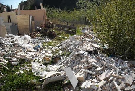 Rifiuti marmificio abbandonati in un torrente, denuncia  - 