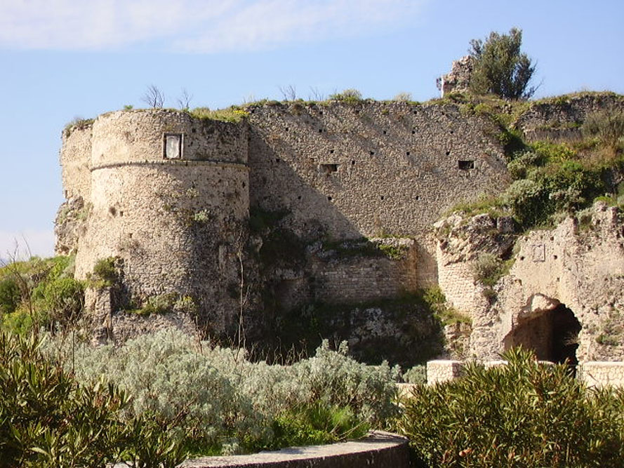 GERACE: INIZIATI  I LAVORI DI RECUPERO E RIFUNZIONALIZZAZIONE DELLAREA ESTERNA DEL CASTELLO - 