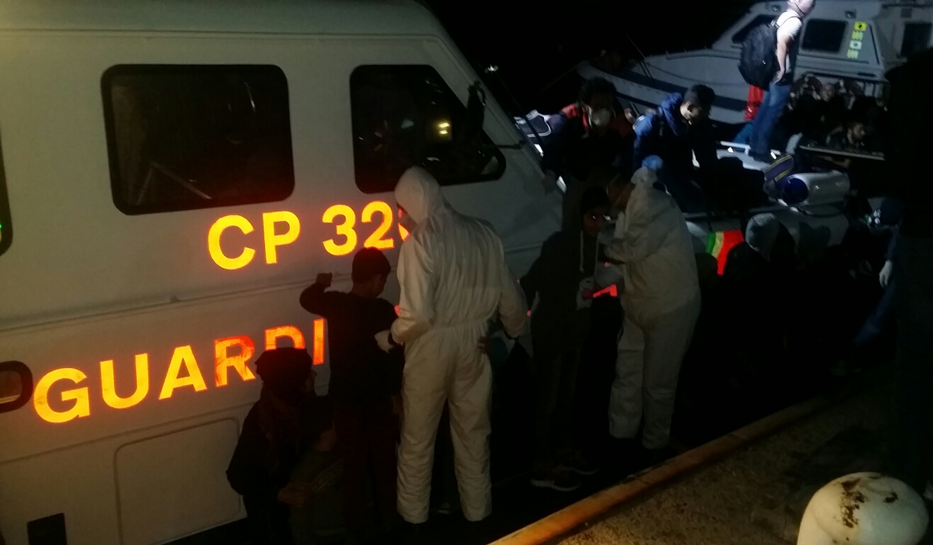 ROCCELLA JONICA: NUOVO SBARCO, IN 74 SONO STATI SALVATI DALLA GUARDIA COSTIERA A 100 MIGLIA DAL PORTO DELLE GRAZIE - 