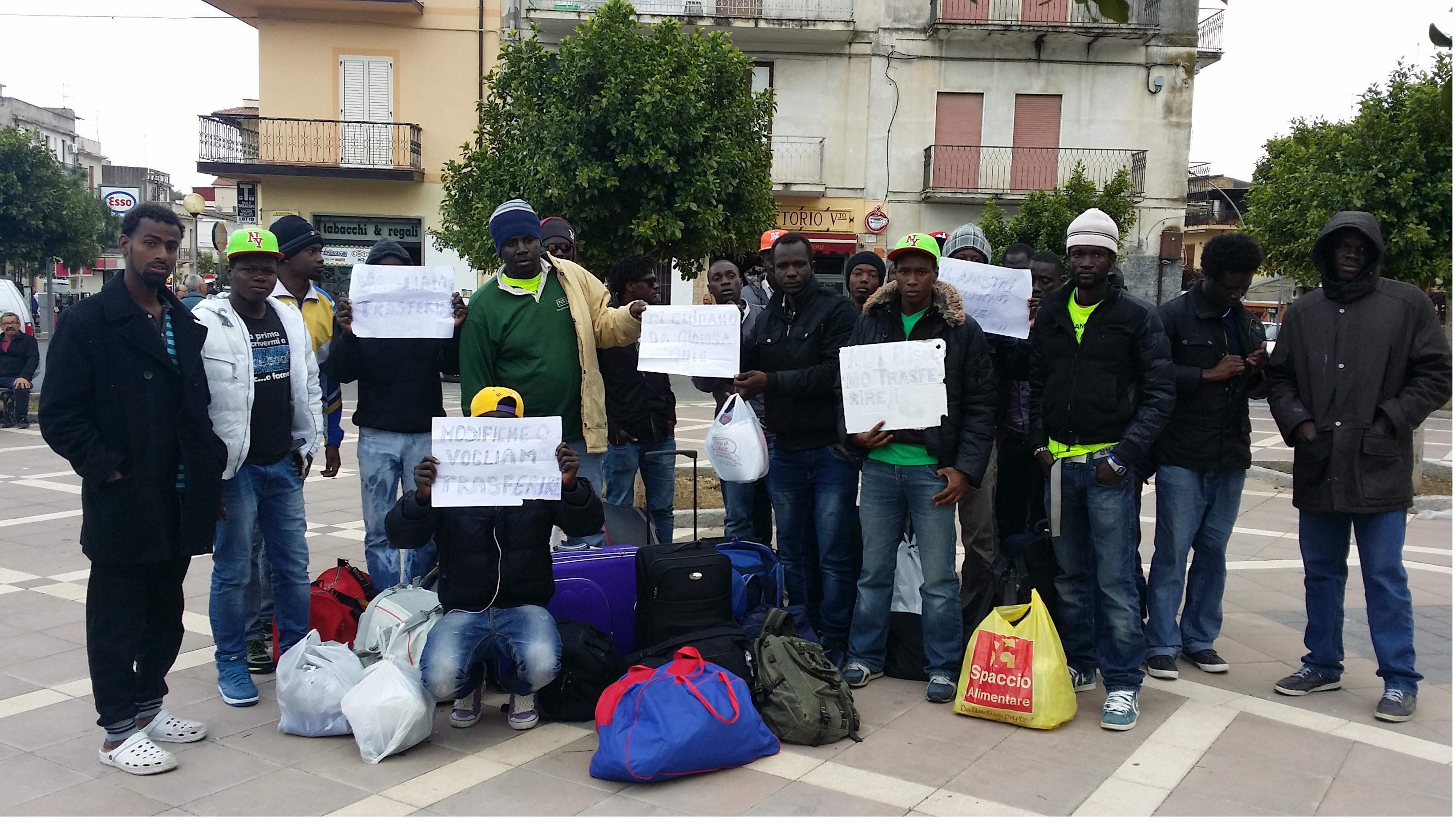 GIOIOSA JONICA, PROTESTANO I MIGRANTI DEL PROGETTO SPRAR: 'VOGLIAMO ANDARE VIA' - 