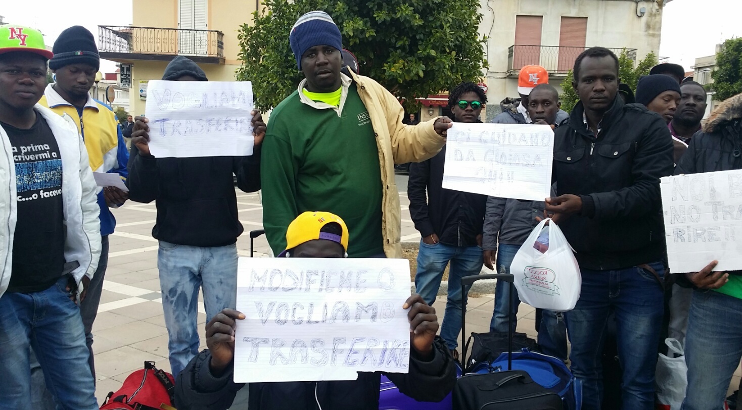 GIOIOSA JONICA: DOPO LA PROTESTA DEI MIGRANTI ARRIVANO LE PRECISAZIONI DELLA RETE DEI COMUNI SOLIDALI - 