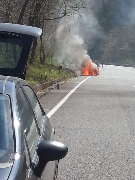 PATTUGLIA DELLA GUARDIA DI FINANZA SALVA FAMIGLIA DALLA LORO AUTO IN FIAMME - 