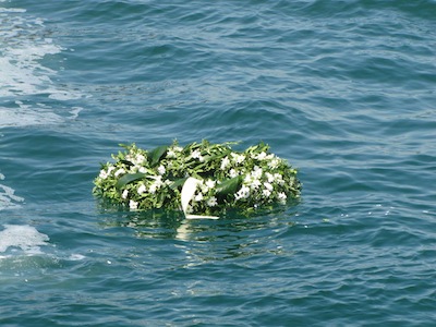 Naufragio: in Calabria corona fiori in mare ricorda vittime - 