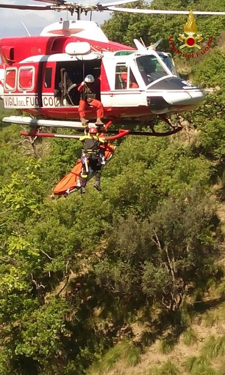 Cade in scarpata, soccorso da elicottero - 