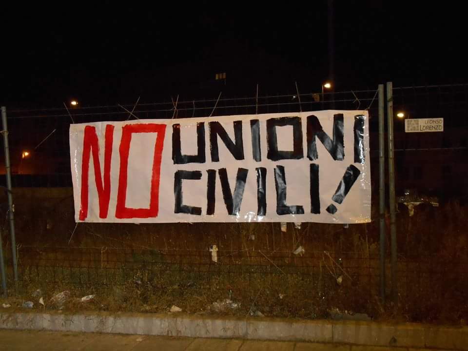 RC: APPARSI NELLA NOTTE STRISCIONI CONTRO LE UNIONI CIVILI - 