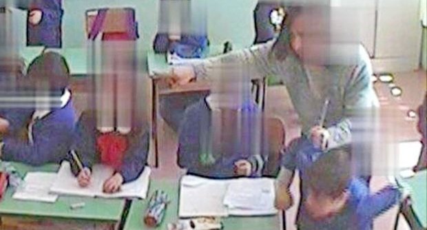 Insegnante maltrattava studenti scuola elementare, sospesa. Indagini polizia Reggio Calabria, ad alunni minacce e percosse - 