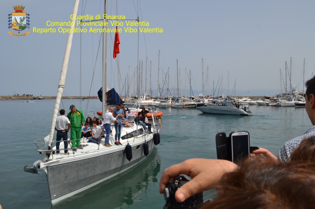 Immigrazione: barca a vela confiscata donata da Gdf a scuola - 