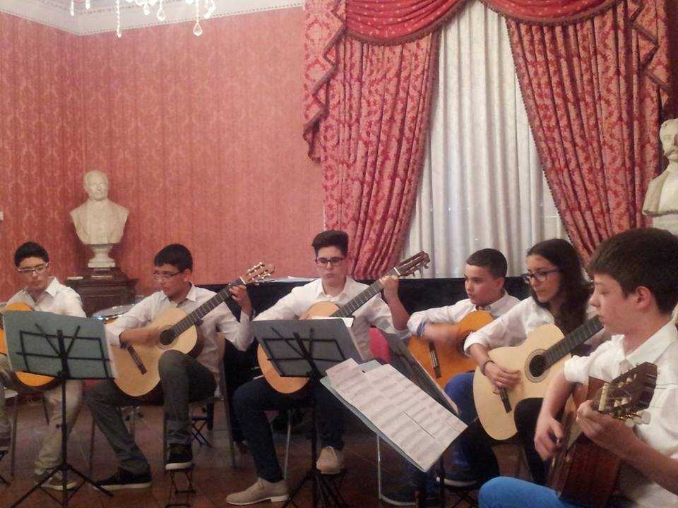 Gioiosa J.: i piccoli musicisti dell'istituto 'M. Bello-G. Pedullà-Agnana' di Siderno incantano tutti al concorso nazionale di musica 'Magna Grecia' - 