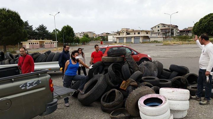 Siderno: un gruppo di volontari bonifica la città dalle carcasse di pneumatici usati - 