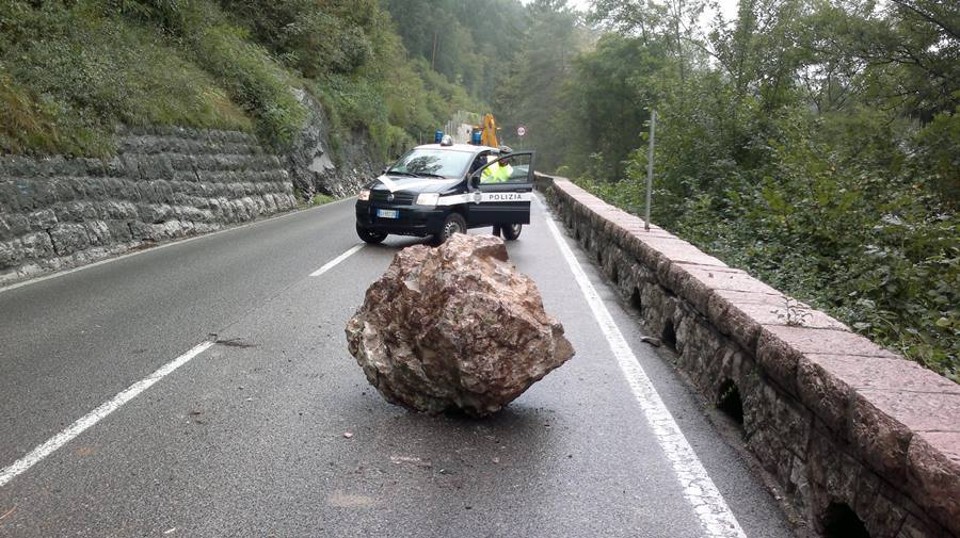 Bianco (RC): cade un masso sulla strada mentre transita autobus di linea, ferita una donna - 