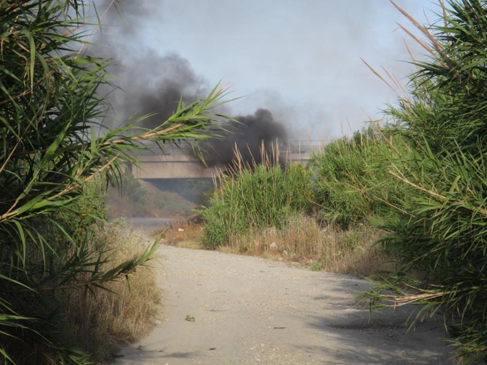 Siderno (RC): in fumo numerosi pneumatici della raccolta Sgommiamo Pulito - 