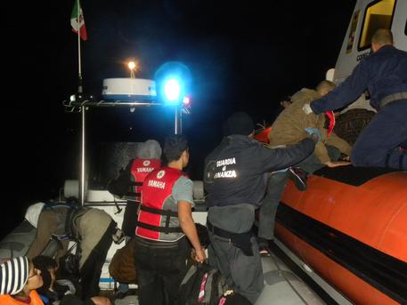 Immigrazione:yacht incagliato con 148 persone, a bordo anche neonato - 