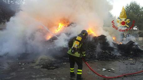 Cumulo rifiuti in fiamme, allarme per colonna fumo - 