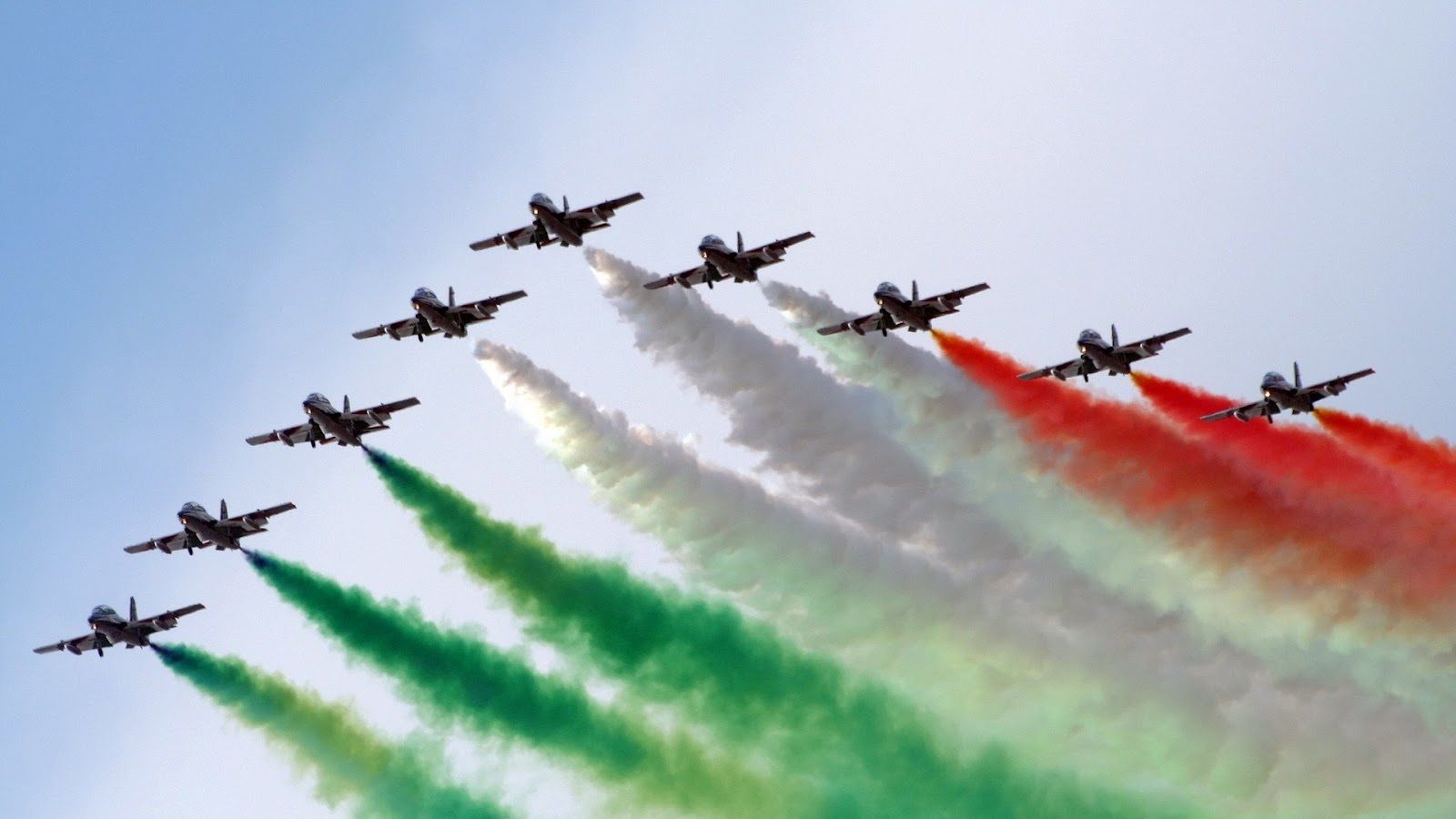 LE FRECCE TRICOLORI INCANTANO LO STRETTO: TUTTI CON IL NASO ALL'INSU' - 