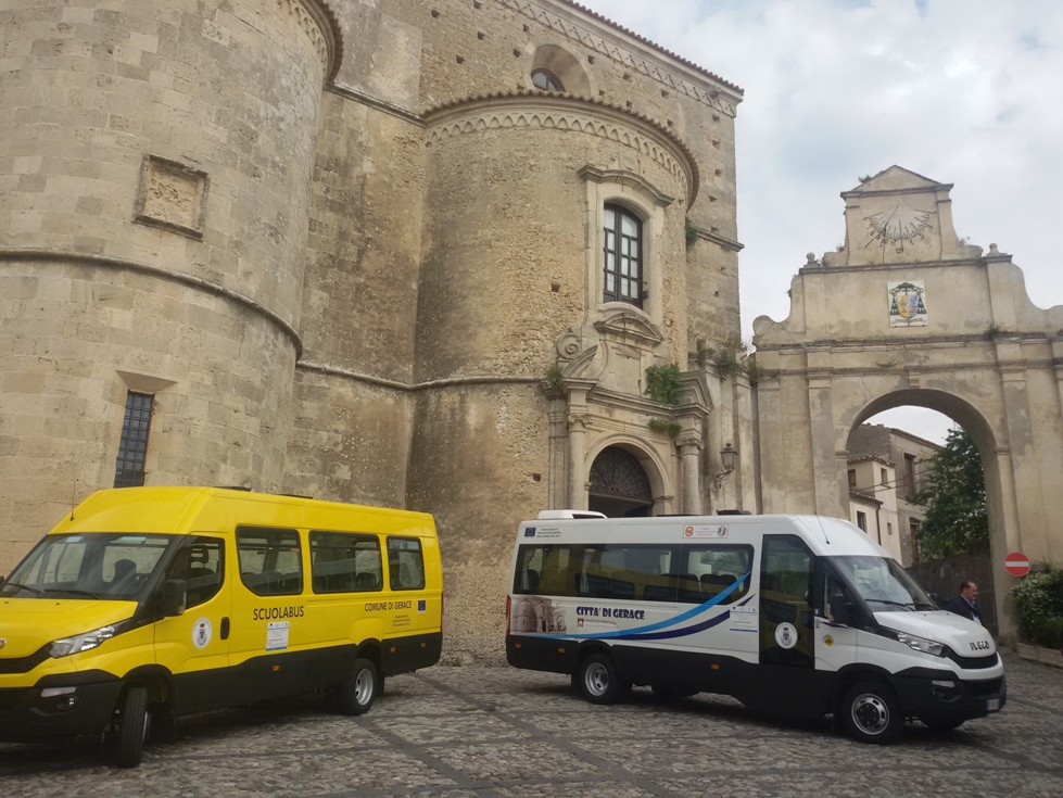 CONSEGNATI AL COMUNE DI GERACE UNO SCUOLABUS ED UN MINI BUS - 