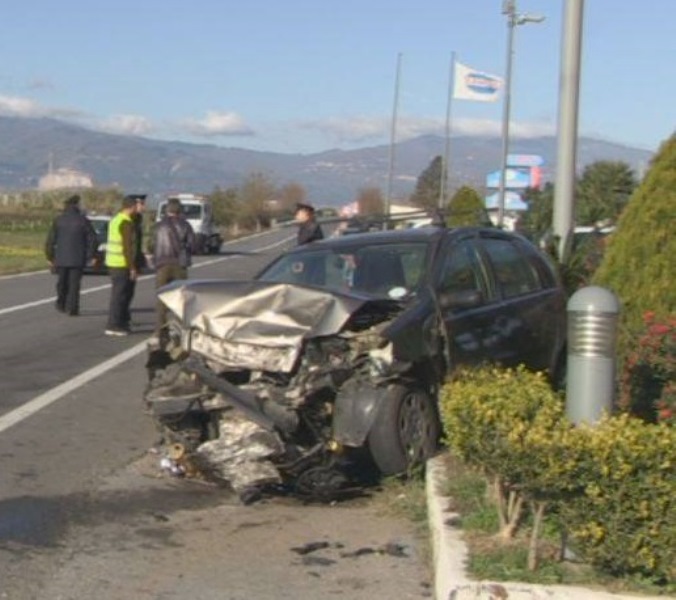 Incidenti stradali: muore investito da auto su statale 106. Altre due persone rimaste ferite, accertamenti dei carabinieri - 