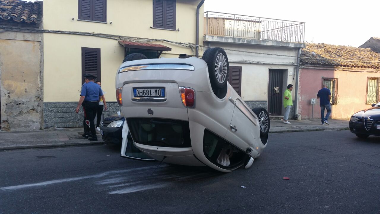 LOCRI: AUTO SI RIBALTA IN PIENO CENTRO - 