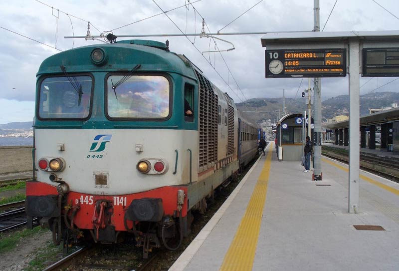 ESTATE, TORNA LO SPETTRO DELL' ECATOMBE FERROVIARIA: SINDACI CALABRESI E CORSECOM CHIEDONO IL RIPRISTINO DI 2 COLLEGAMENTI - 